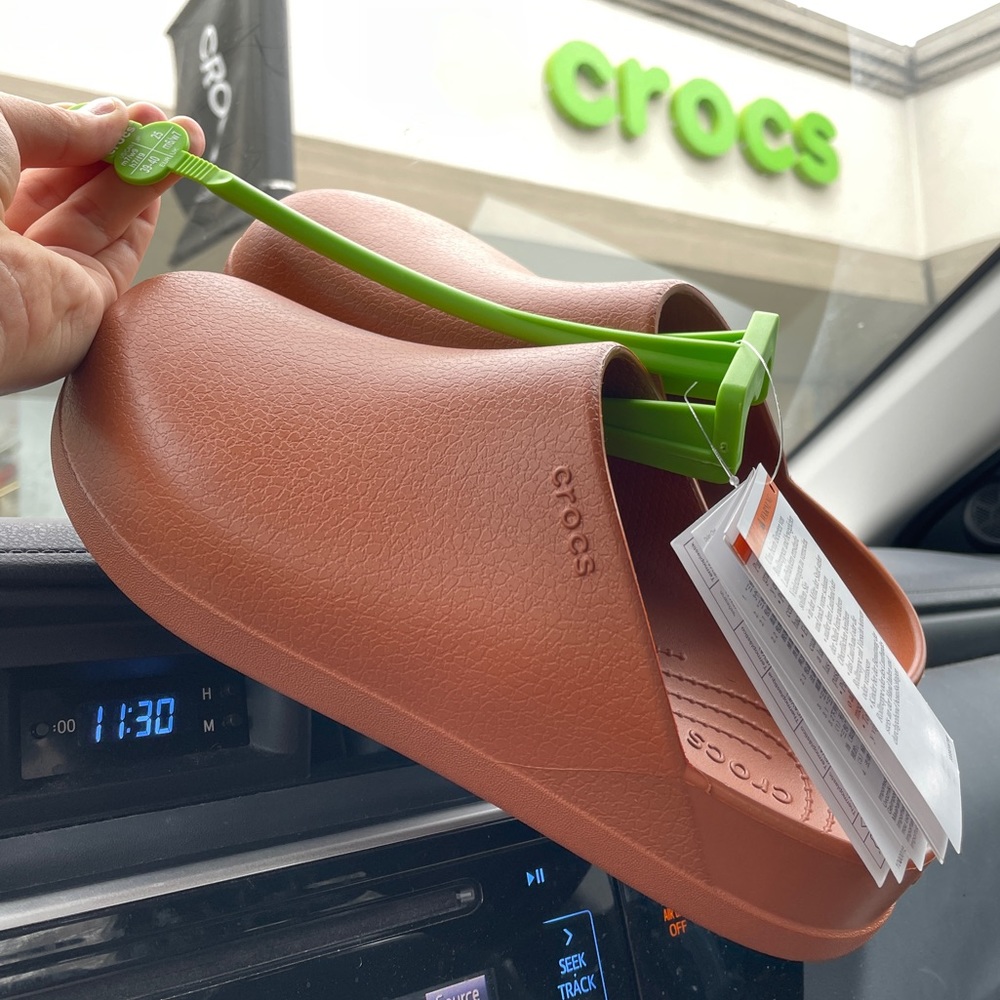 NWT 🤎 Crocs Dylan Clog in Cognac W9/M7